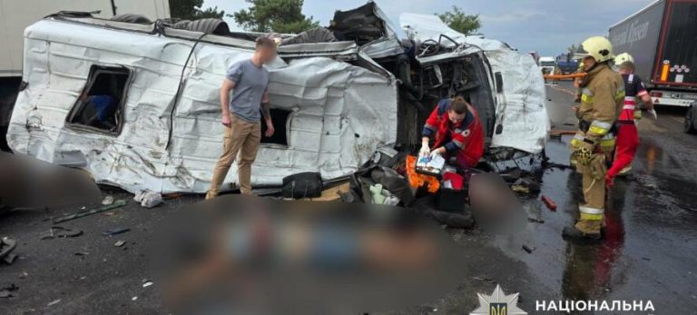 Смертельна аварія на трасі Одеса—Миколаїв: дев’ятеро загинули, багато постраждалих — ФОТО