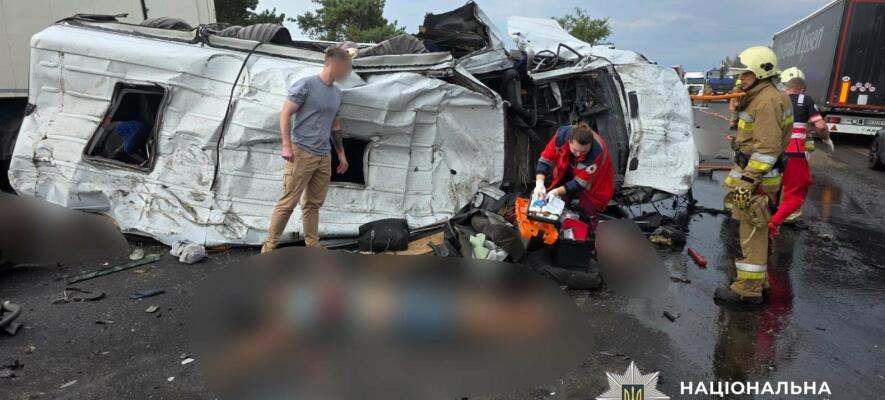 Смертельна аварія на трасі Одеса—Миколаїв: дев’ятеро загинули, багато постраждалих — ФОТО
