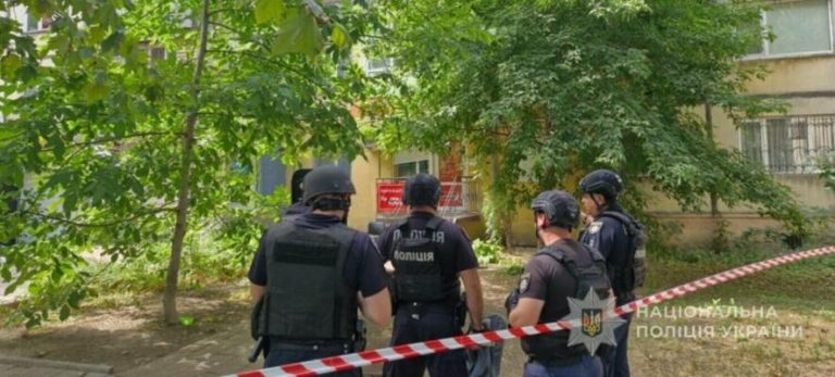 В Одесі чоловік утримував відвідувачів перукарні як заручників — поліція провела спецоперацію