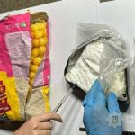 Батько в Одесі засуджений за схованку кокаїну у дитячому рюкзаку і втягнення доньки у злочин — ФОТО