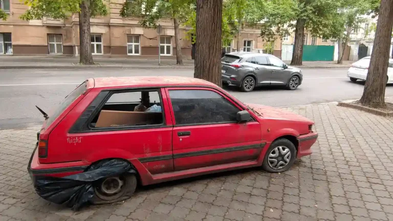 У центрі Одеси за 30 хвилин нарахували 30 покинутих авто — автокладовище зростає (фото)