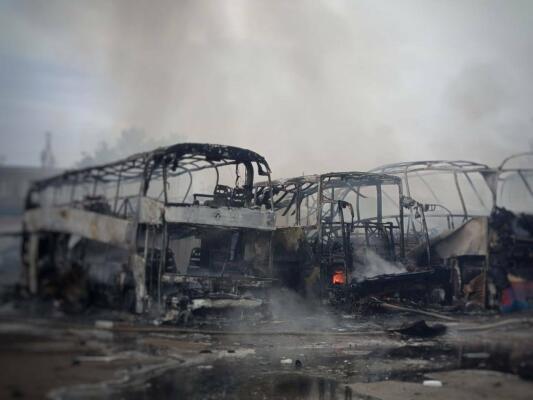 Одеса потерпає від нового обстрілу: палають автобуси, пошкоджені будинки і є поранені — ФОТО