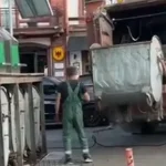 Роздільний збір під загрозою: одесити помітили, як сміття з різних контейнерів завантажили в одну машину