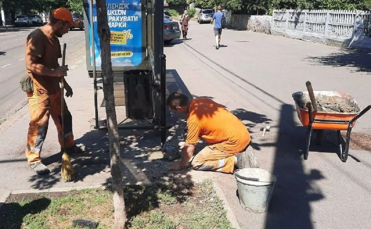 Майже 40 зупинок, пошкоджених обстрілами та вандалами, відновили в Одесі за шість місяців