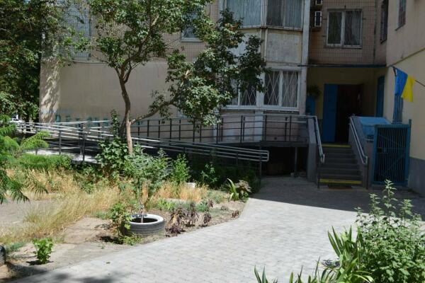 Як Одеса прибирає бар’єри: нові тротуари, зупинки й перехрестя