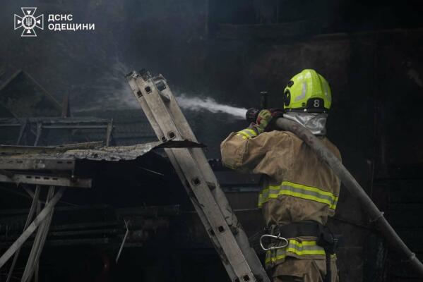 В Одесі горить склад із деревини: полум’я охопило 200 квадратних метрів