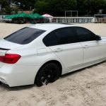 Ігноруючи дорожній знак, водійка BMW застрягла на одеському пляжі