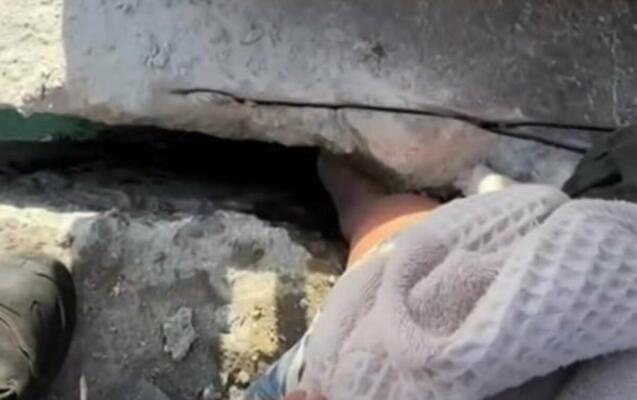 На одеському пірсі рятувальники розрізали бетон, щоб звільнити жінку