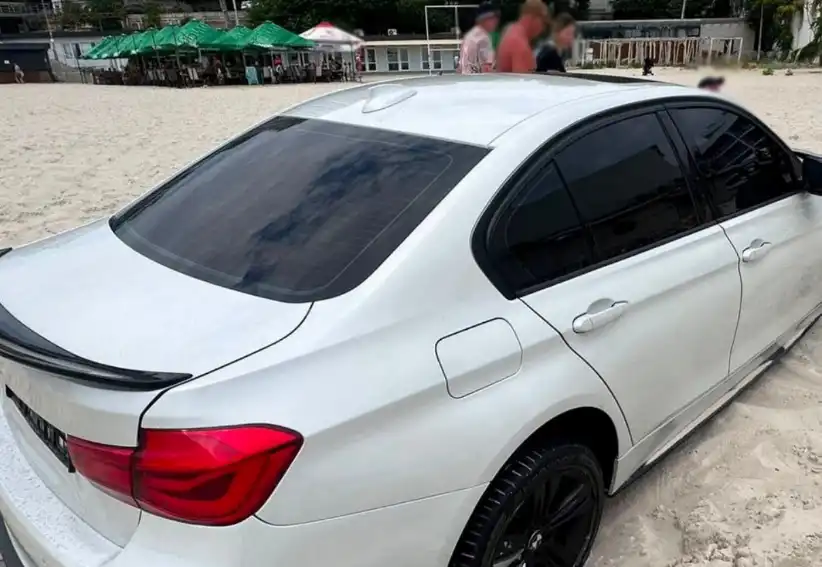 В Одесі власниця BMW в’їхала на пляж і залишила авто (фото)