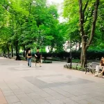 Літній Приморський бульвар в Одесі: археологія, міська зелень і сліди війни — фоторепортаж