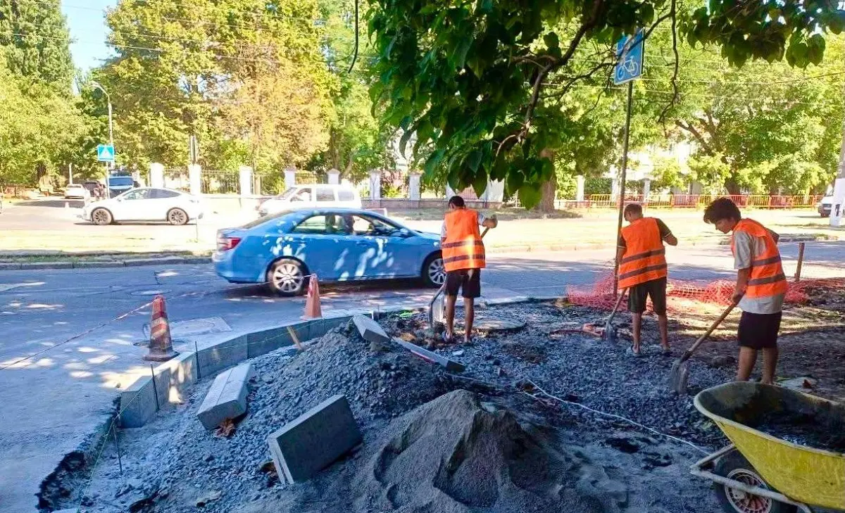 На проспекті Лесі Українки в Одесі замінюють тротуарне покриття — де тривають роботи (фото)