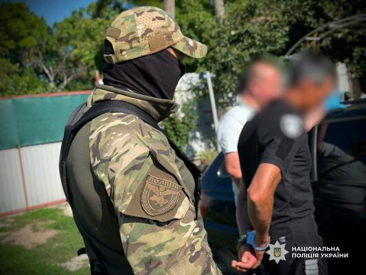 В Одесі самозвані правоохоронці увірвалися до будинку і відібрали в подружжя гроші на могилу сина та лікування