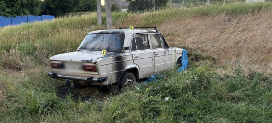 У Одещині сімейний конфлікт переріс у підпал: син знищив дві автівки батька — ФОТО