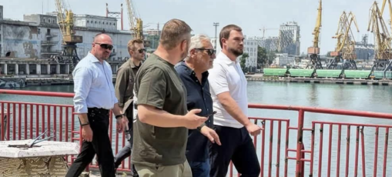 Європейська делегація на власні очі пересвідчилася у роботі морського коридору в Одеському порту — ФОТО