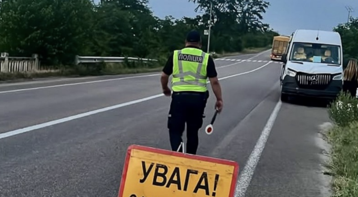 Дитина, яка раптово вибігла на трасу Одеса–Рені, загинула внаслідок наїзду мікроавтобуса