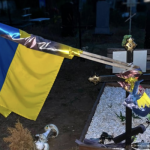 На Одещині розслідують наругу над могилою воїна: повалений прапор та розкидані лампадки