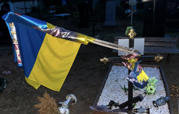 На Одещині розслідують наругу над могилою воїна: повалений прапор та розкидані лампадки