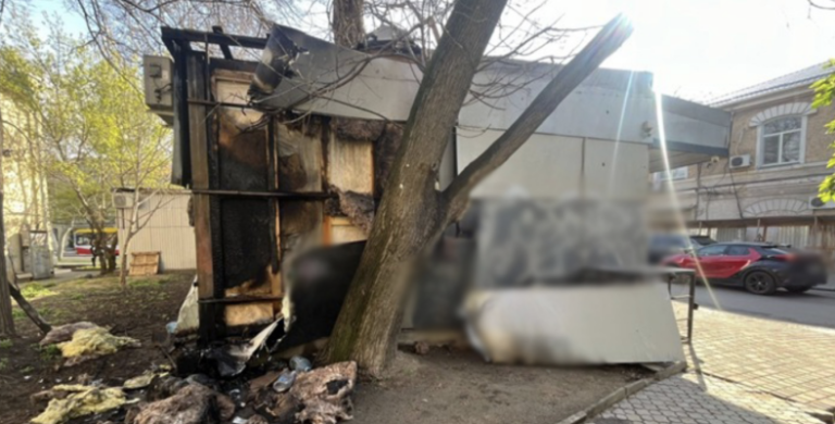 Підозрюваний у підпалі квіткового павільйону в Одесі мовчить про мотиви — що відомо, ФОТО