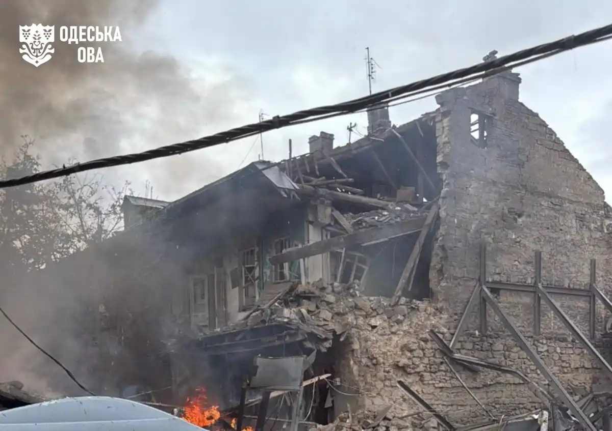 В Одесі пролунали вибухи: окупанти влучили в житловий будинок, є постраждалі