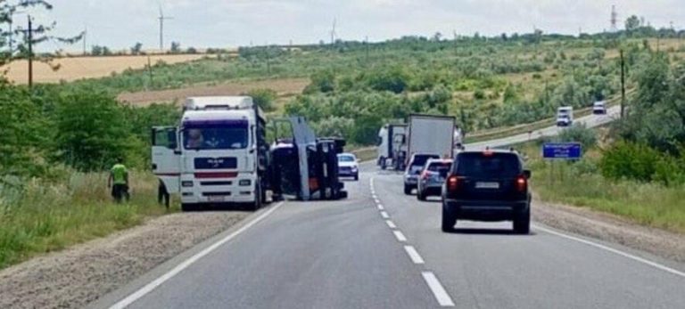 На трасі Одеса–Рені перекинулася цистерна з дизельним паливом, рух ускладнено