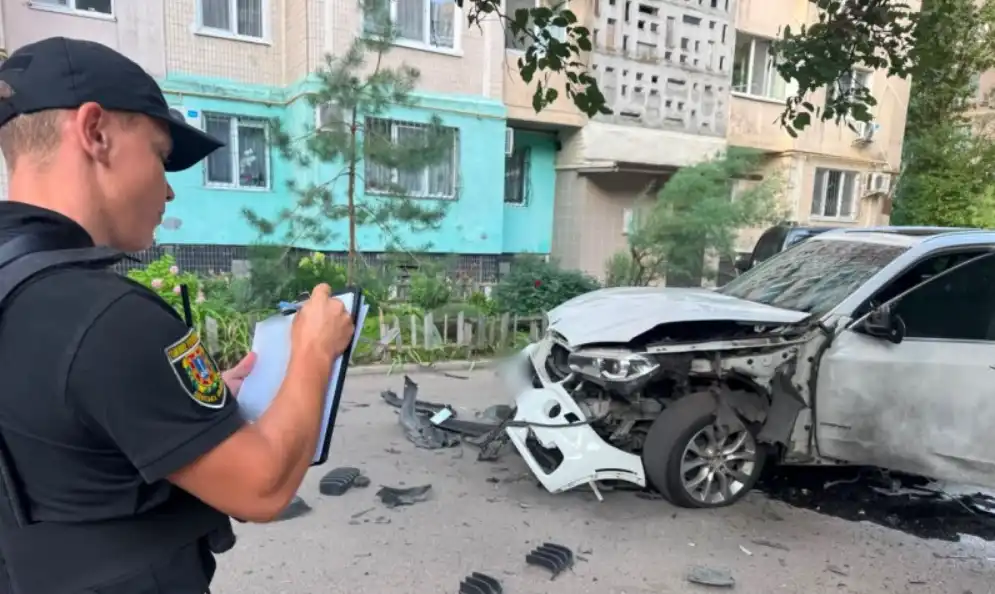 В Одесі пролунав вибух в авто військовослужбовця — водій поранений, подробиці (фото)