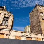У центрі Одеси розпочали розбирати зруйнований російським ударом будинок