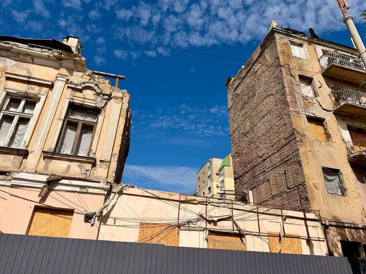 У центрі Одеси розпочали розбирати зруйнований російським ударом будинок