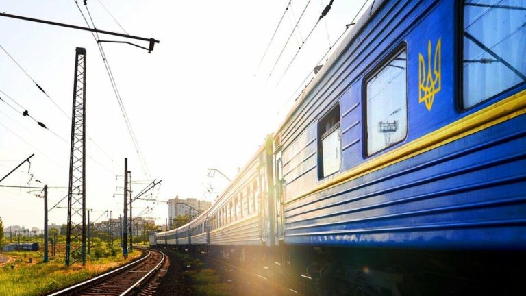 Через атаки РФ в Одеській області коригують рух приміських поїздів — які рейси мають обмеження
