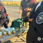 На Одещині затримали 19-річну дівчину з трьома кілограмами психотропних речовин, прихованими в тушонці