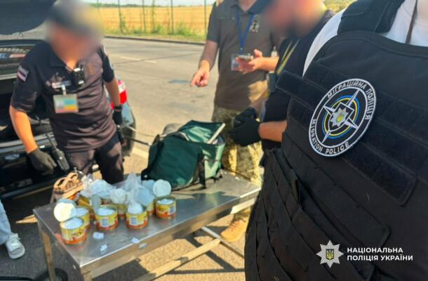На Одещині затримали 19-річну дівчину з трьома кілограмами психотропних речовин, прихованими в тушонці