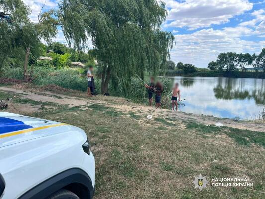 На воді без ризику: поліція Одещини навчає дітей не пірнати й не запливати далеко