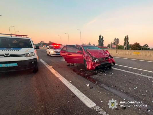 На Одещині водій заснув за кермом та в’їхав у вантажівку — троє людей госпіталізовані