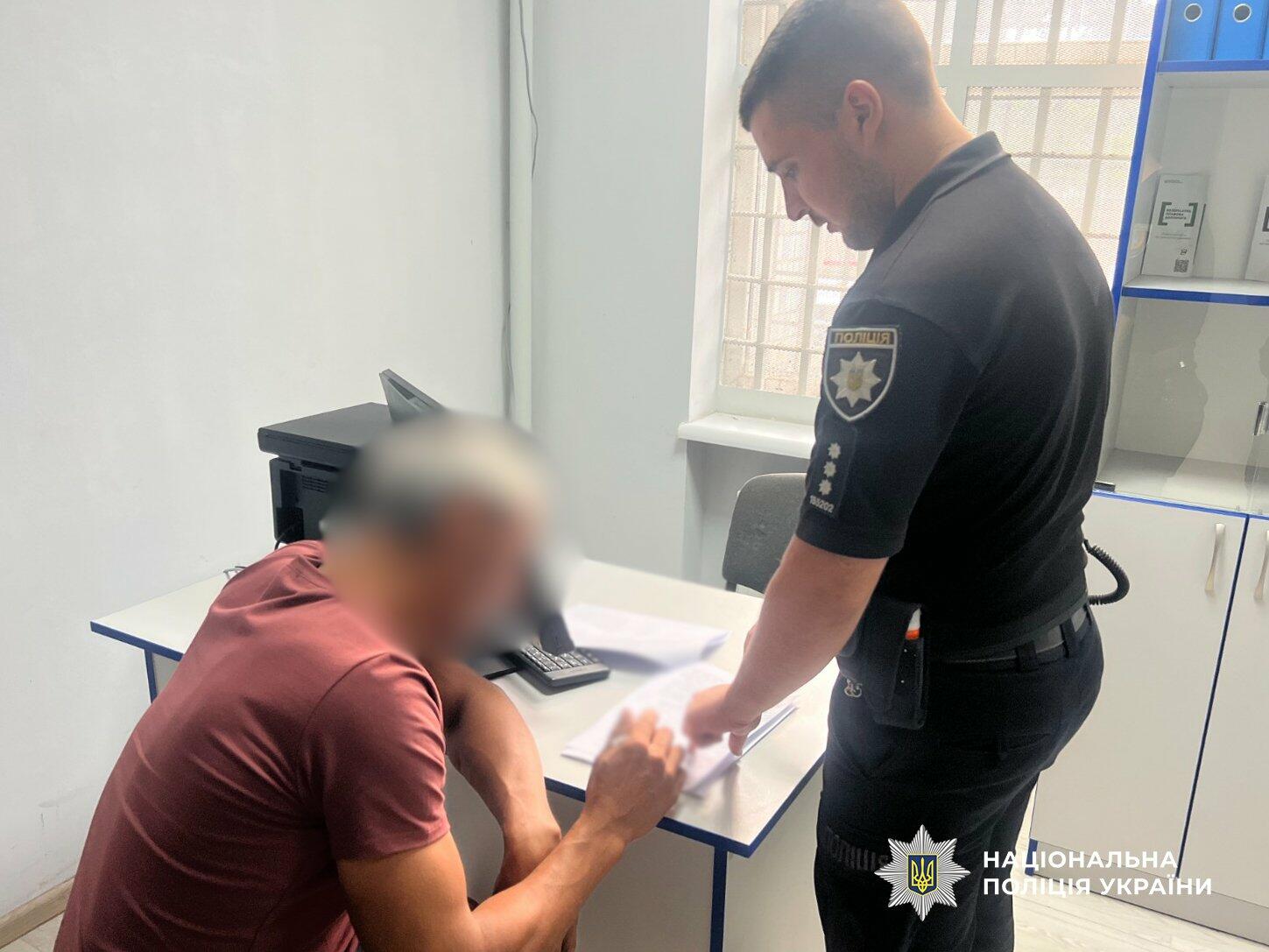У Одеській області дитина зателефонувала до поліції: чоловік побив рідних і погрожував правоохоронцям