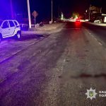 На Одещині автомобіль збив літню жінку, яка перейшла на червоне