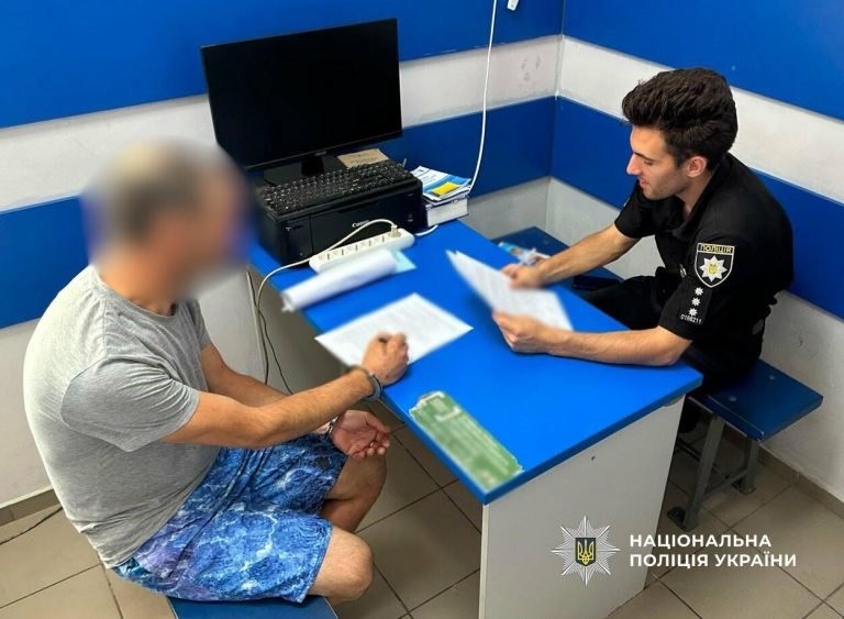 У центрі Одеси Nissan загорівся — поліція затримала підозрюваного у підпалі