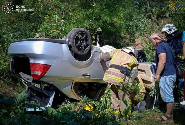 Жорстка аварія в Одеській області: рятувальники витягли жінку з понівеченого авто, травмована дитина