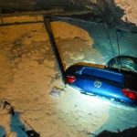 В Одесі дорога провалилася: легковик повністю зник під асфальтом