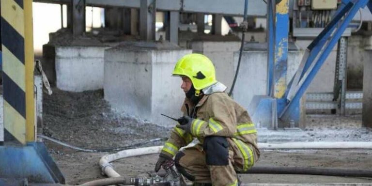 В Одесі під час пожежі з палаючого будинку врятували трьох осіб, одна з яких — дитина