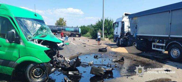 Поблизу Одеси трапилася смертельна ДТП: мікроавтобус зіткнувся з двома вантажівками