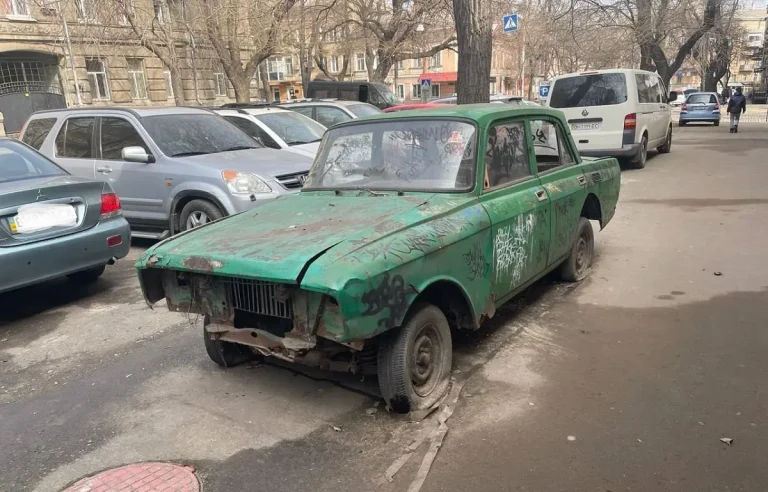 В Одесі стартує вивезення покинутих авто — першими приберуть 10 машин