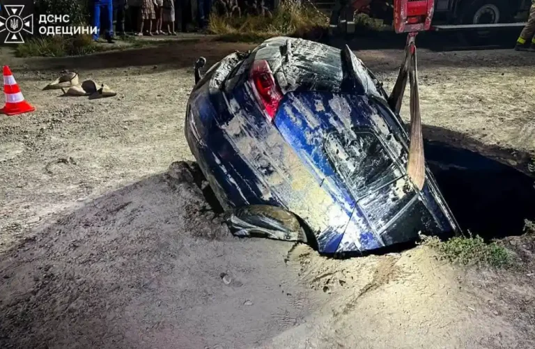 В Одесі легковик під час руху провалився під асфальт і потонув (ФОТО)