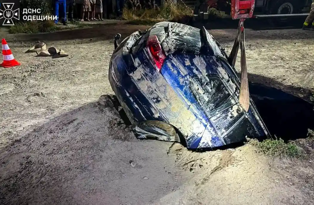 В Одесі легковик під час руху провалився під асфальт і потонув (ФОТО)