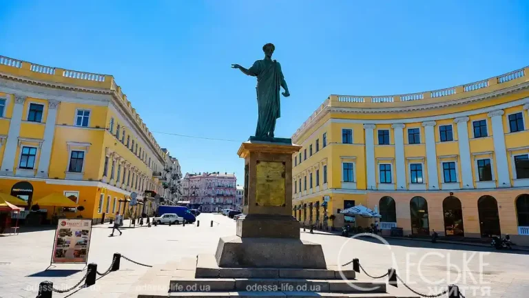Після зняття мішків: як сьогодні виглядає пам’ятник Дюку в Одесі — фоторепортаж