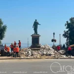 Дюк знову повернув погляд до моря — поляк пояснив, що для нього означає звільнений символ Одеси
