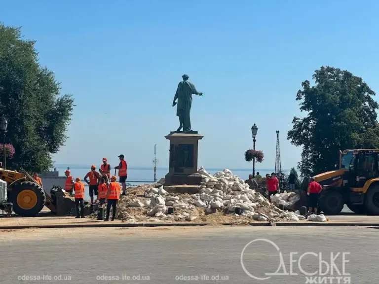 Дюк знову повернув погляд до моря — поляк пояснив, що для нього означає звільнений символ Одеси