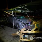 У Одеському районі автомобіль в’їхав у торговельну палатку — загинув 20‑річний брат водія