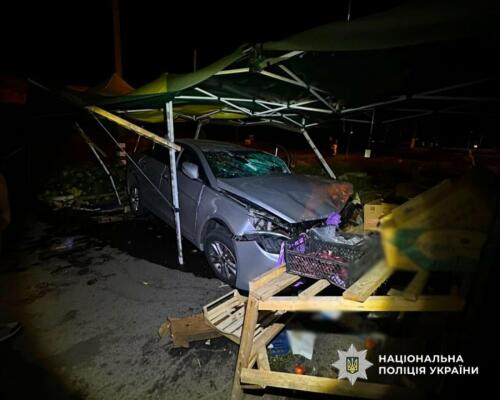 У Одеському районі автомобіль в’їхав у торговельну палатку — загинув 20‑річний брат водія