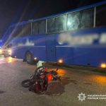 На Одещині мопед із підлітками в’їхав у пасажирський автобус, 16-річного хлопця госпіталізували