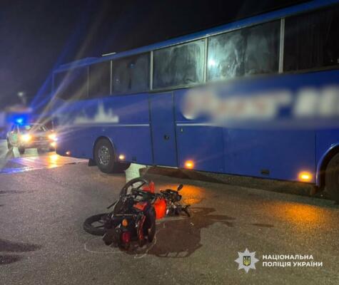 На Одещині мопед із підлітками в’їхав у пасажирський автобус, 16-річного хлопця госпіталізували