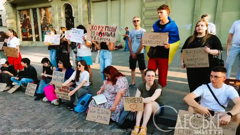 Дерибасівська в Одесі охоплена «картонним протестом»: чому мешканці знову вийшли на вулицю (фоторепортаж)
